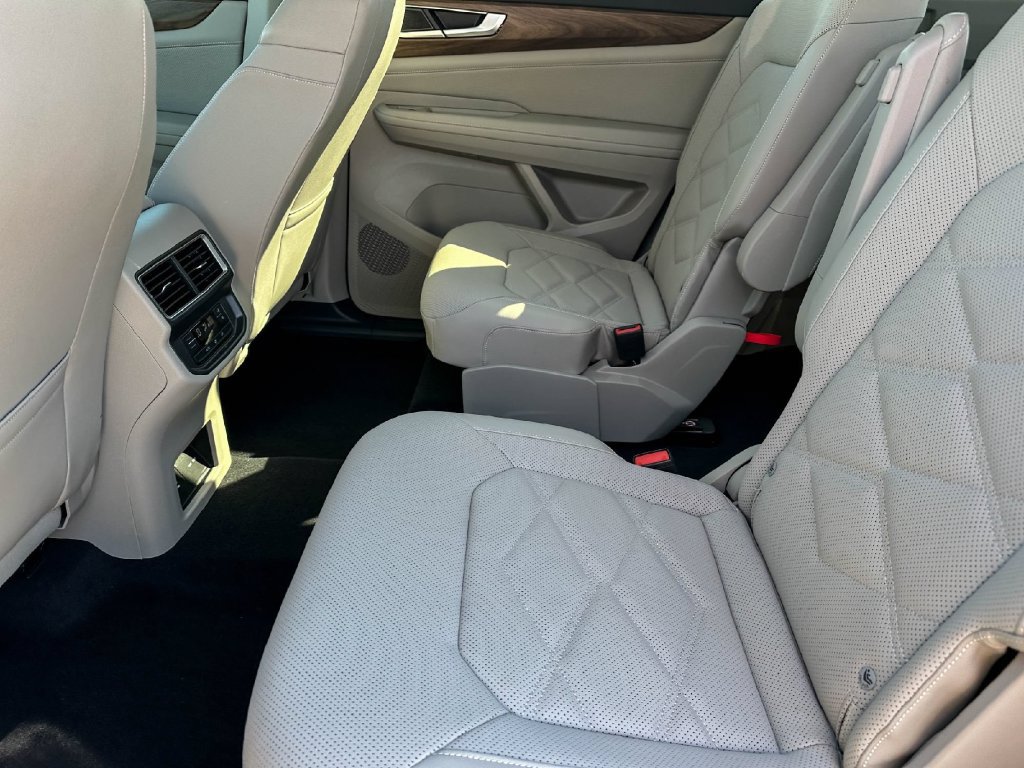 Used 2024 Volkswagen Atlas SE w/ Panoramic Sunroof Package FWD image 19