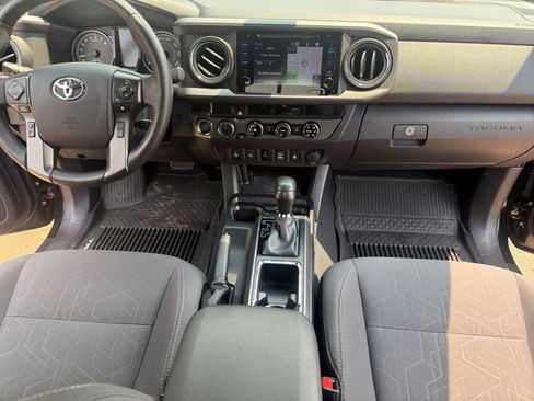 Used 2018 Toyota Tacoma TRD Off-Road w/ Technology Package AWD/4WD image 19