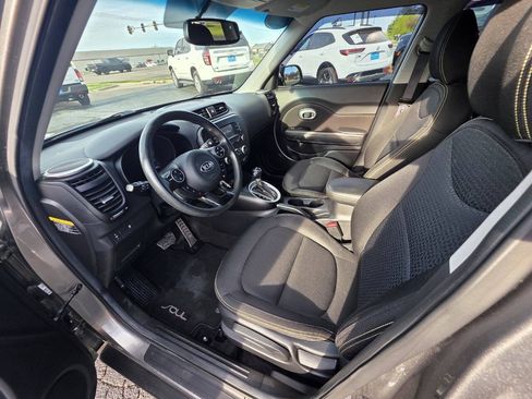 Used 2016 Kia Soul + FWD image 11