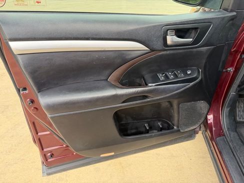 Used 2018 Toyota Highlander XLE FWD image 12