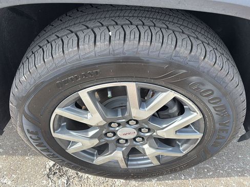 Used 2023 GMC Acadia SLT w/ Technology Package FWD image 9