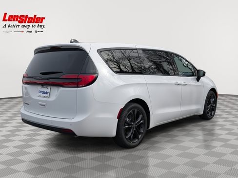 New 2026 Chrysler Pacifica Select FWD image 3