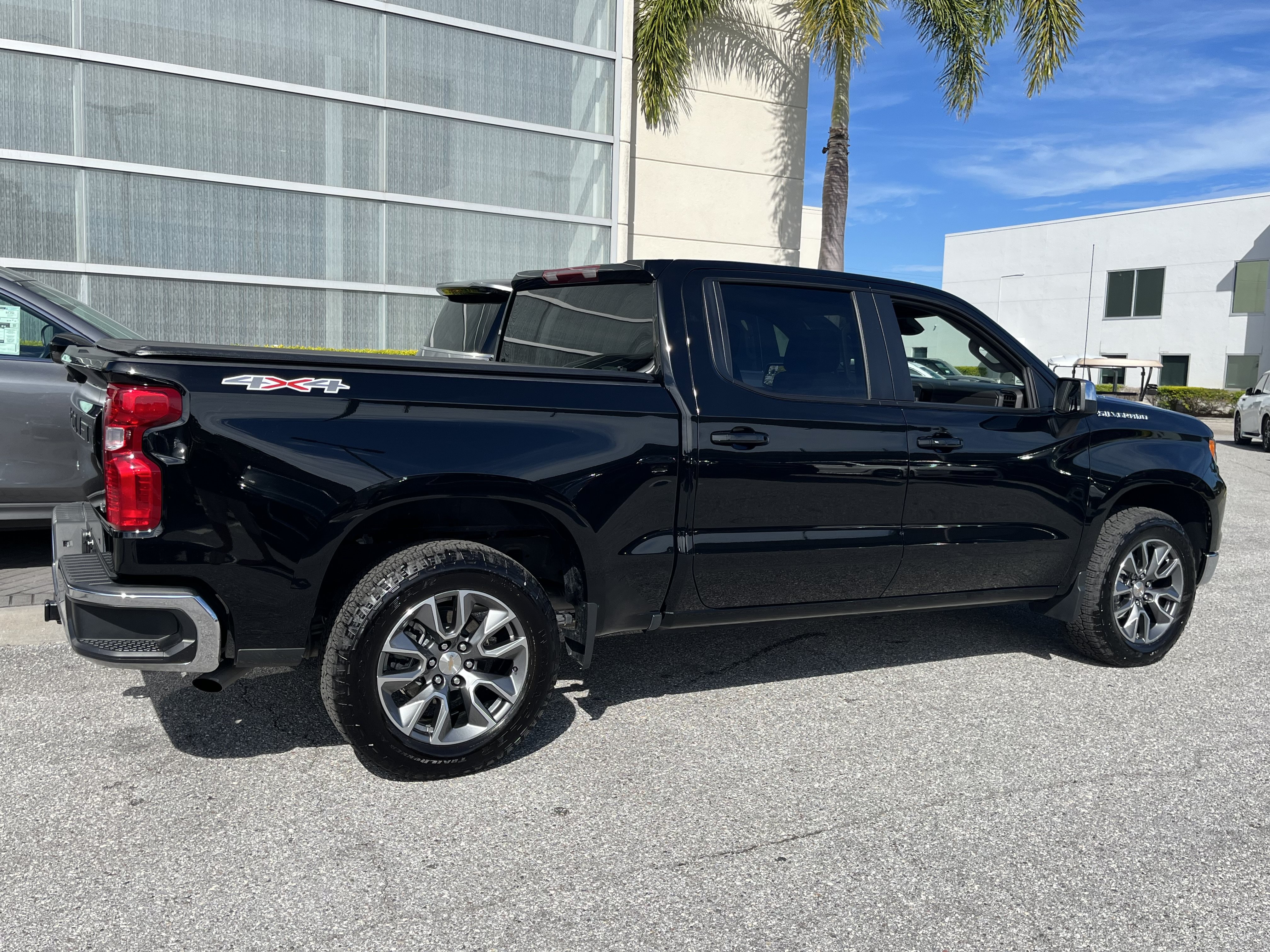 Used 2024 Chevrolet Silverado 1500 LT AWD/4WD image 8