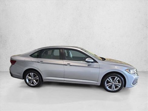 Used 2024 Volkswagen Jetta SE FWD image 4
