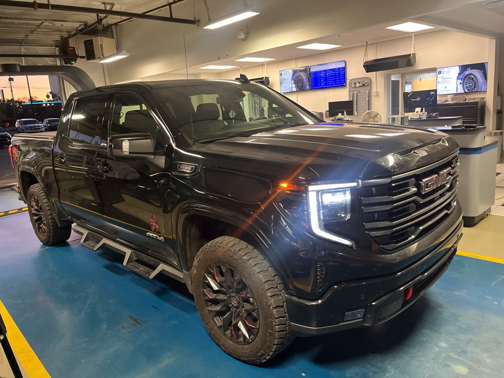 Used 2025 GMC Sierra 1500 AT4 w/ AT4 Preferred Package AWD/4WD image 2