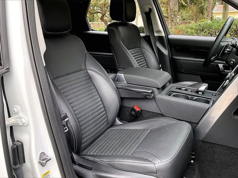 Used 2024 Land Rover Discovery S image 25