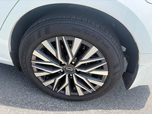 Used 2024 Nissan Altima 2.5 SV w/ SV Premium Package FWD image 11