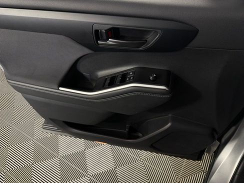 Used 2025 Toyota Highlander LE image 24