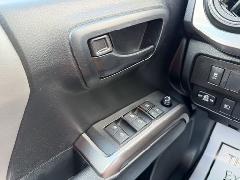 Used 2022 Toyota Tacoma SR5 AWD/4WD image 22
