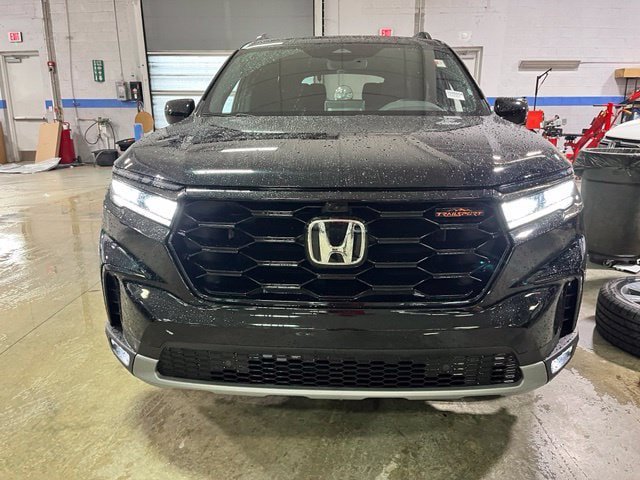 Used 2025 Honda Pilot TrailSport image 2