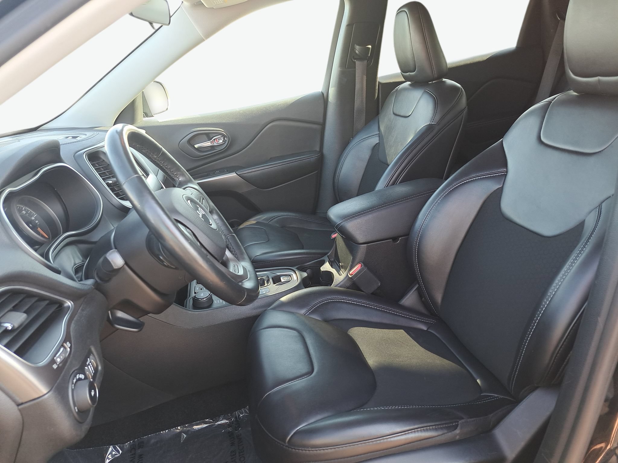 Used 2019 Jeep Cherokee Latitude Plus w/ Cold Weather Group AWD/4WD image 15