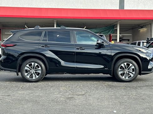 Certified 2025 Toyota Highlander XLE AWD/4WD image 3