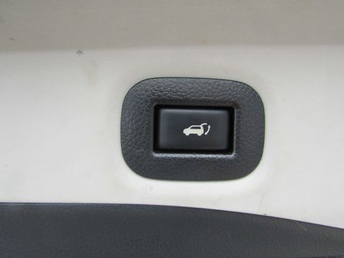 Used 2017 Nissan Rogue SL w/ SL Premium Package image 32