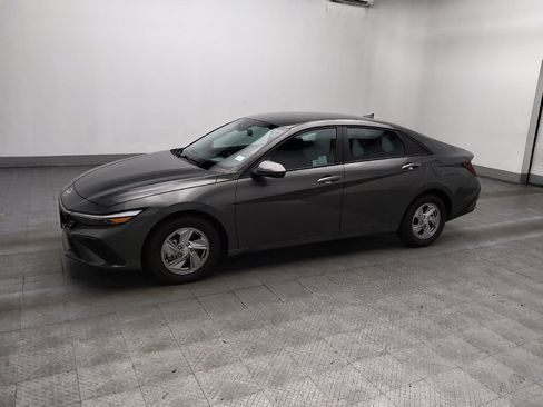 Used 2025 Hyundai Elantra SE w/ Cargo Package FWD image 2