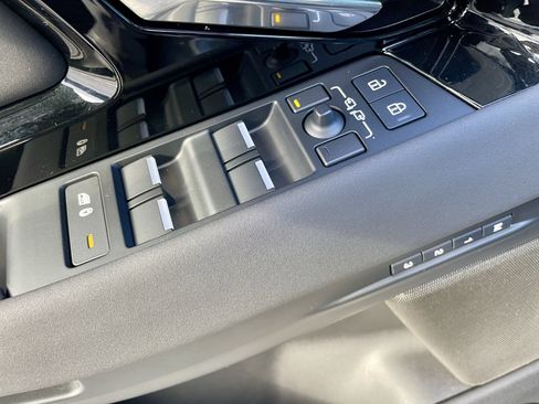 Certified 2024 Land Rover Range Rover Evoque Dynamic SE image 11