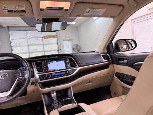 Used 2019 Toyota Highlander Limited FWD image 29