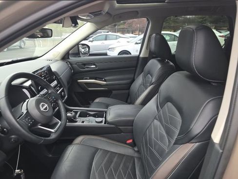Used 2023 Nissan Pathfinder Platinum image 7