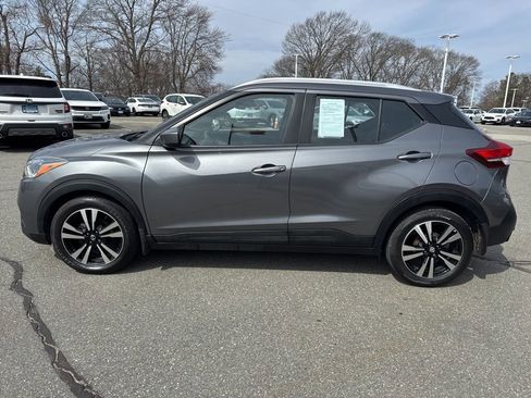 Used 2018 Nissan Kicks SV image 2