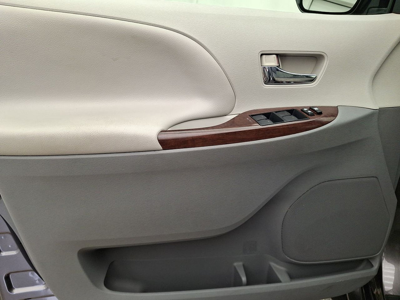 Used 2014 Toyota Sienna XLE w/ Entertainment Package FWD image 13