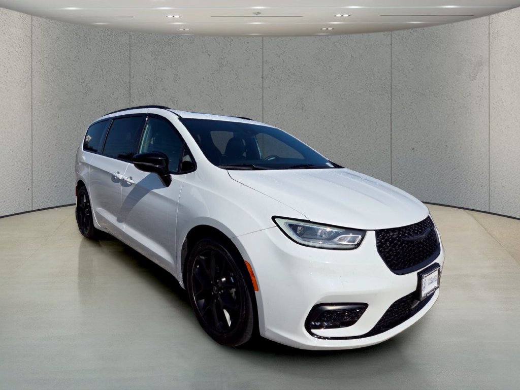 Used 2025 Chrysler Pacifica Limited FWD image 7