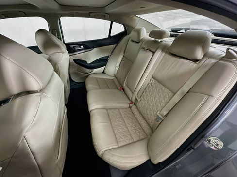 Used 2016 Nissan Maxima Platinum w/ Interior Lighting Package FWD image 28