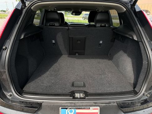 Used 2022 Volvo XC40 T5 Momentum AWD/4WD image 21