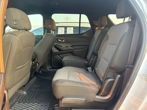 Used 2023 Chevrolet Traverse LT FWD image 11