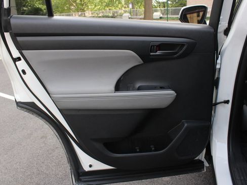 Used 2020 Toyota Highlander L AWD/4WD image 20