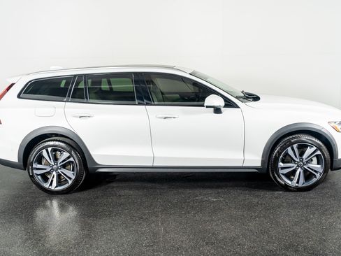 Used 2026 Volvo V60 B5 Cross Country Plus w/ Protection Package Premier image 5