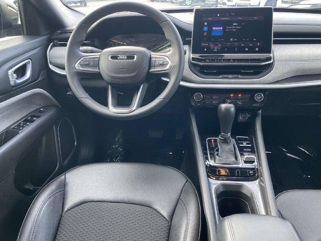 Used 2024 Jeep Compass Latitude AWD/4WD image 9