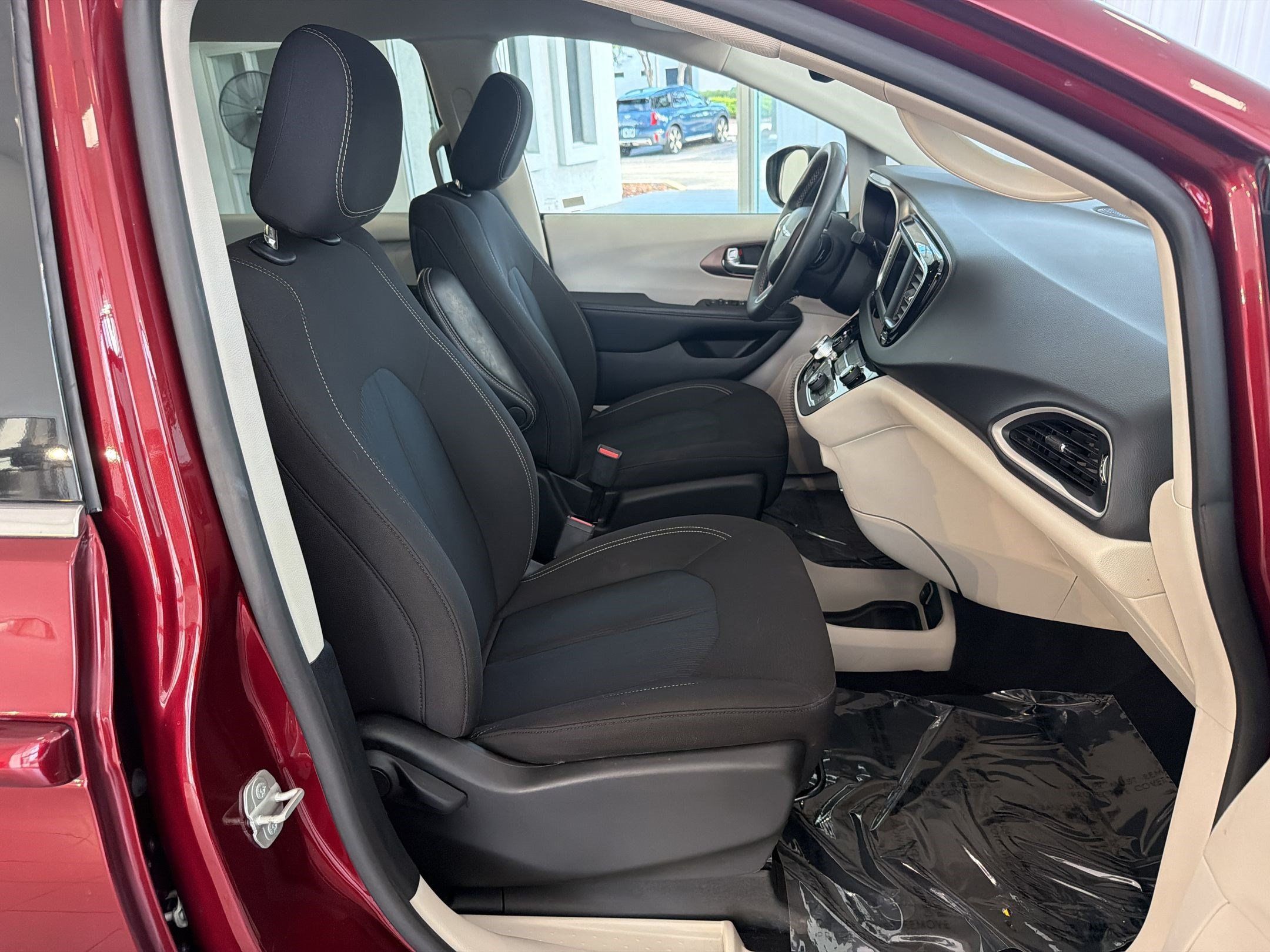 Used 2023 Chrysler Voyager LX FWD image 26