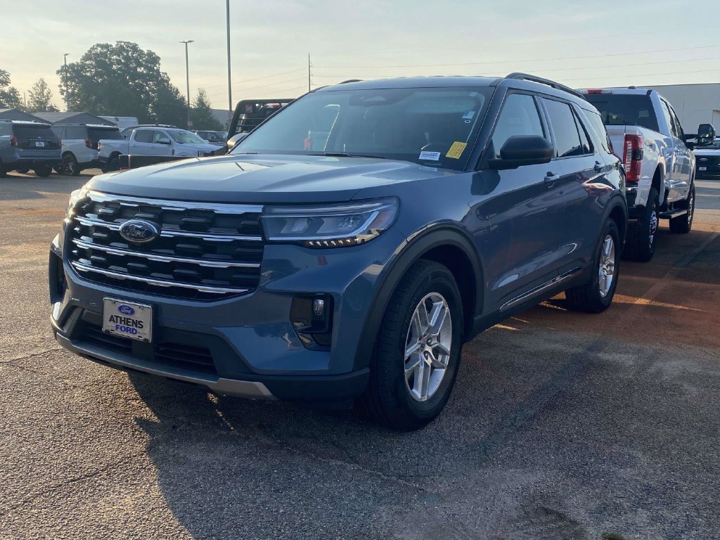 Used 2025 Ford Explorer Active w/ Active Comfort Package RWD image 3