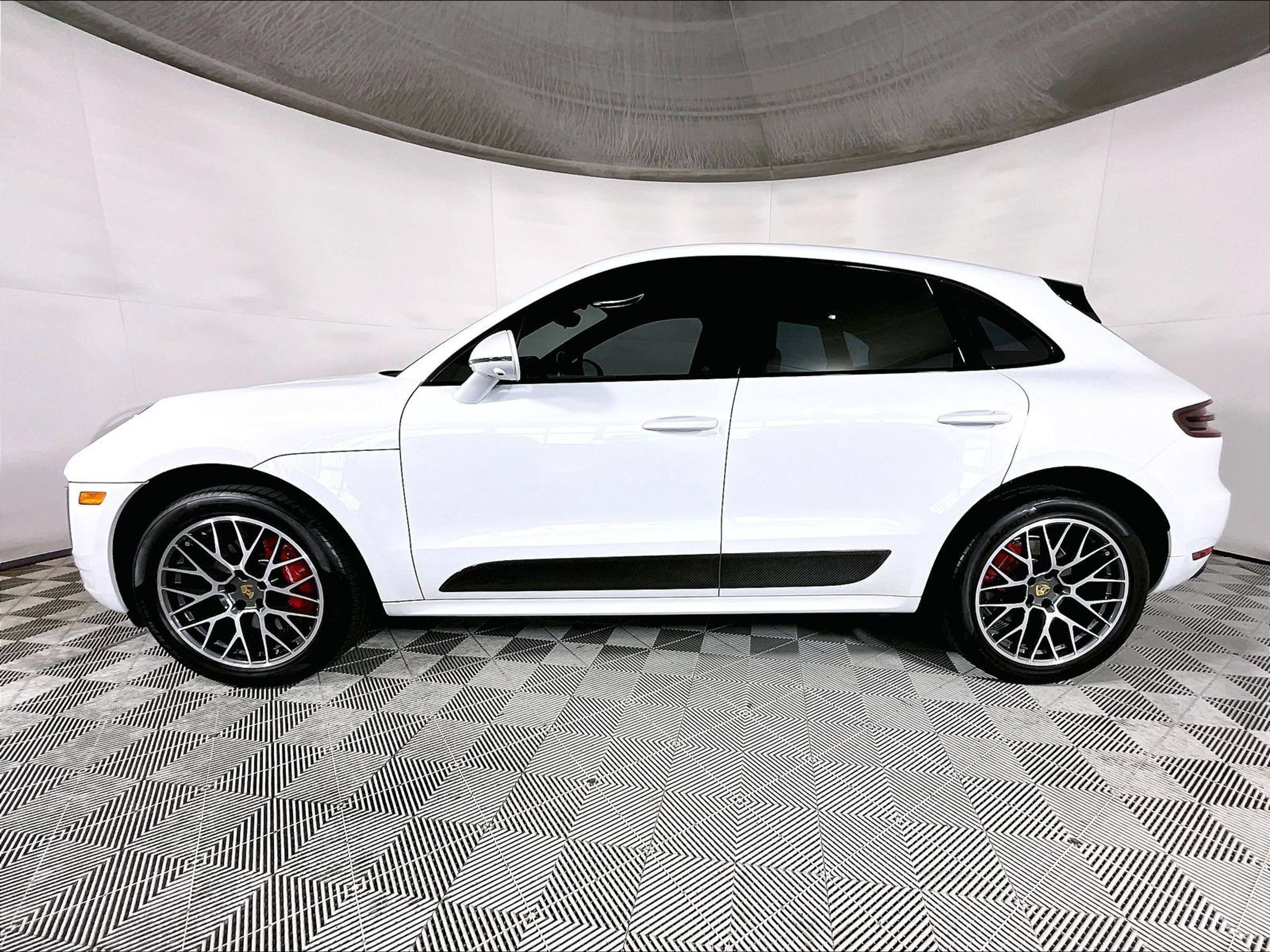 Used 2017 Porsche Macan GTS AWD/4WD image 2