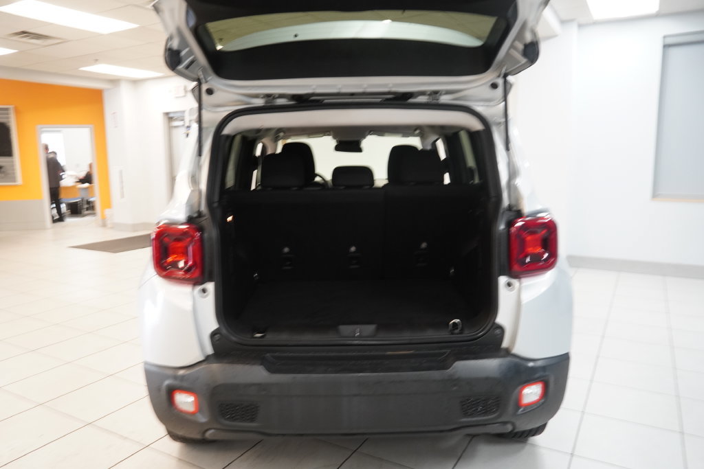 Used 2021 Jeep Renegade Latitude w/ Luxury Group I AWD/4WD image 8