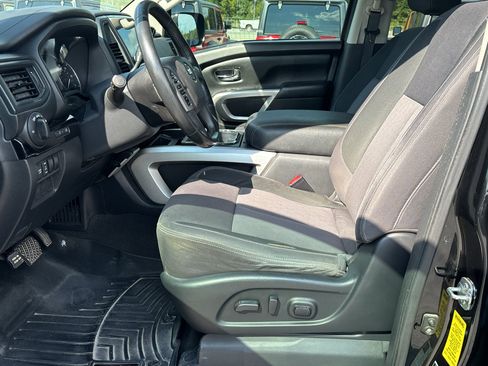 Used 2022 Nissan Titan SV w/ SV Convenience Package RWD image 9