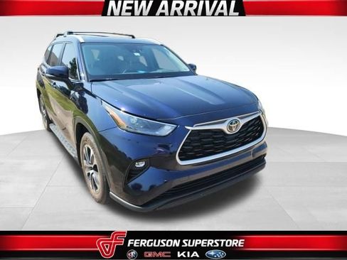 Used 2025 Toyota Highlander XLE FWD image 1