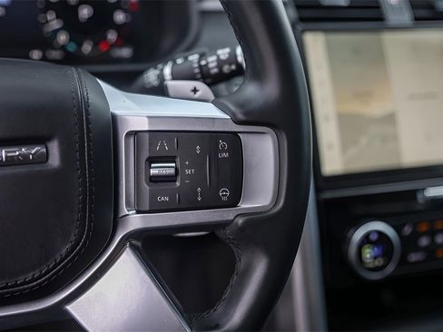 Used 2024 Land Rover Discovery Metropolitan Edition image 16