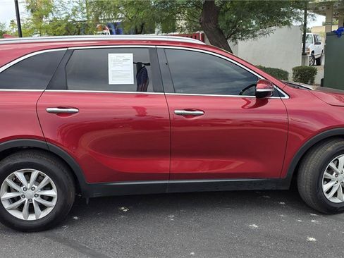 Used 2017 Kia Sorento FWD w/ LX Convenience Package image 4