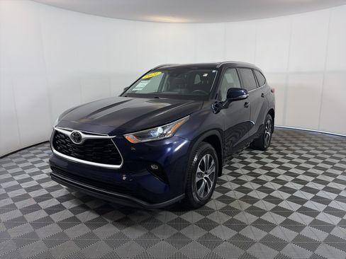 Used 2021 Toyota Highlander XLE AWD/4WD image 2