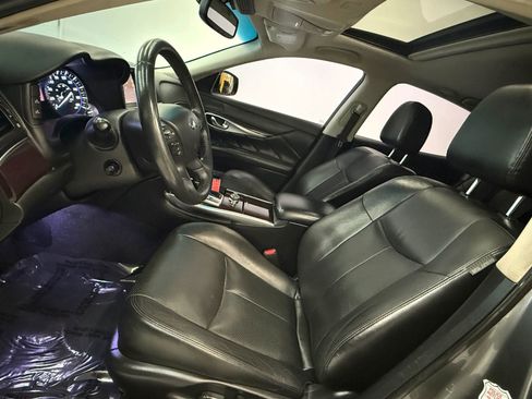 Used 2018 INFINITI Q70 Luxe image 15