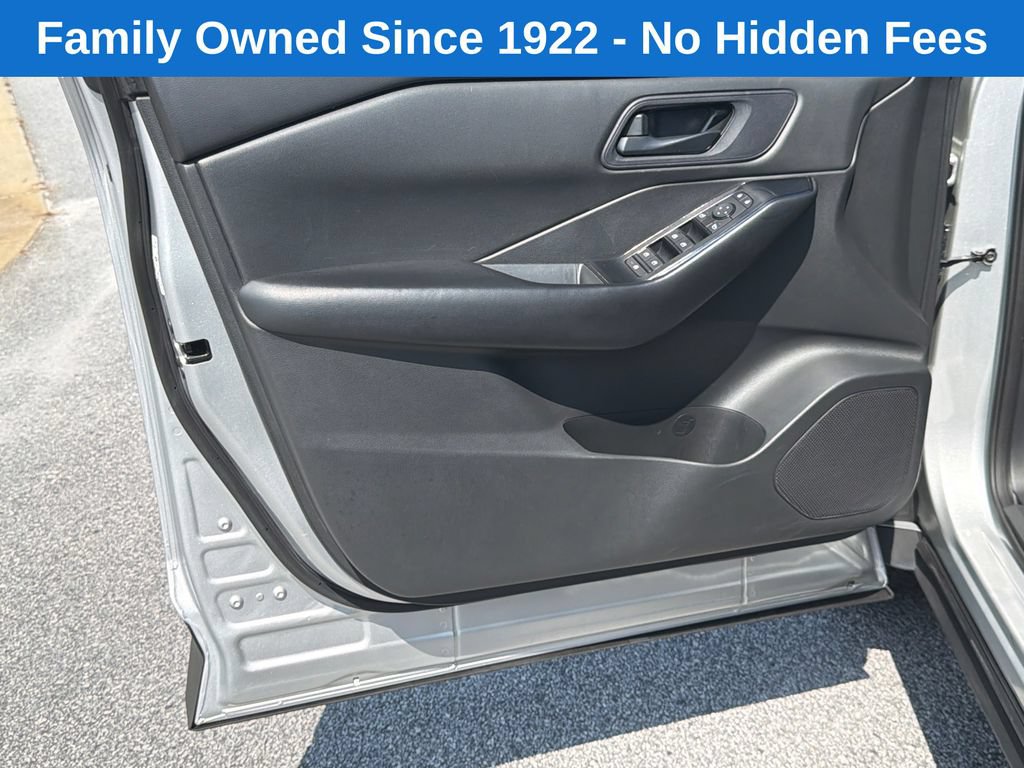 Used 2024 Nissan Rogue S AWD/4WD image 10