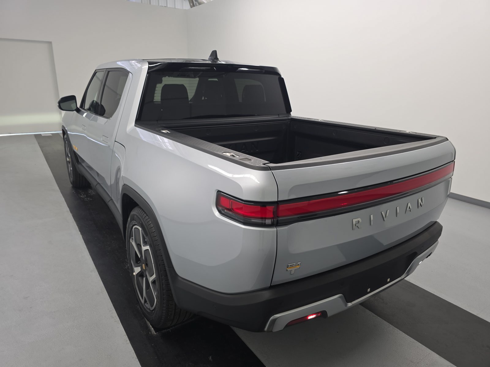 Used 2022 Rivian R1T Adventure AWD/4WD image 3