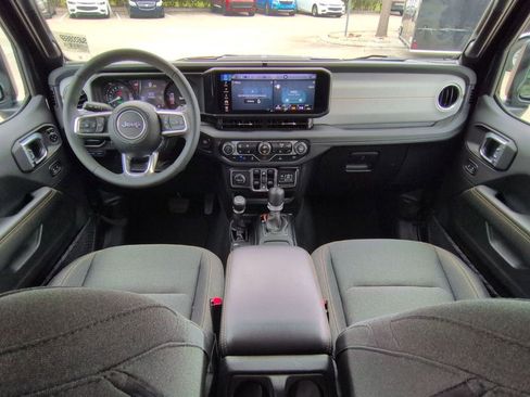 Used 2025 Jeep Wrangler Unlimited Sahara AWD/4WD image 21