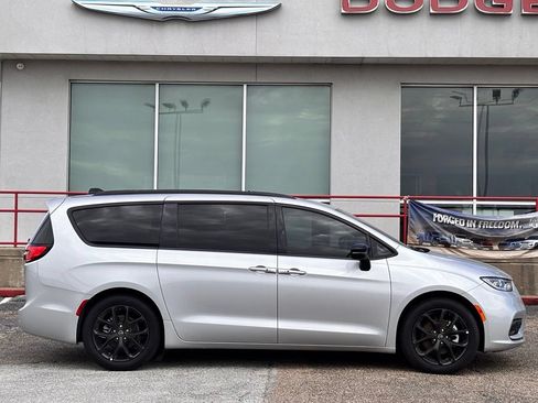 New 2026 Chrysler Pacifica Select w/ S Appearance Package FWD image 4