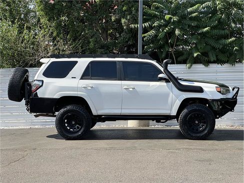 Used 2020 Toyota 4Runner SR5 AWD/4WD image 9