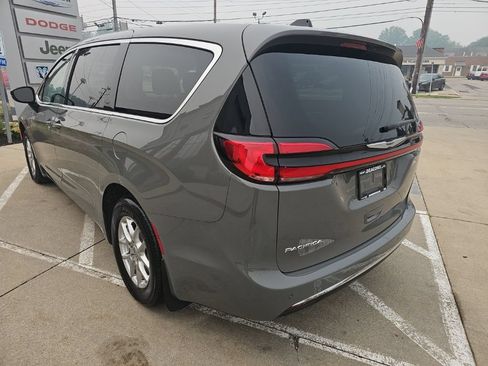 Used 2024 Chrysler Pacifica Touring-L FWD image 11
