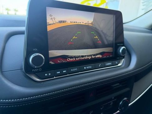 Used 2025 Nissan Rogue S FWD image 19