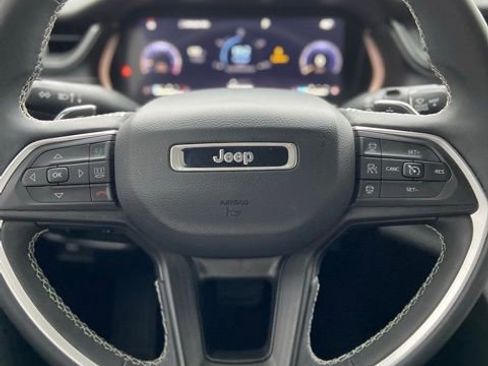 Used 2023 Jeep Grand Cherokee Laredo image 25