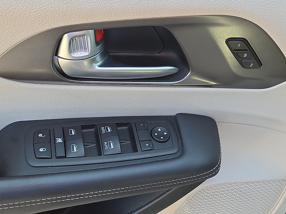 Used 2024 Chrysler Pacifica Touring-L FWD image 21