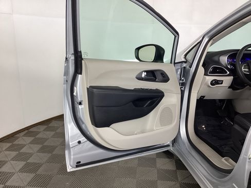 Used 2023 Chrysler Pacifica Touring-L FWD image 14